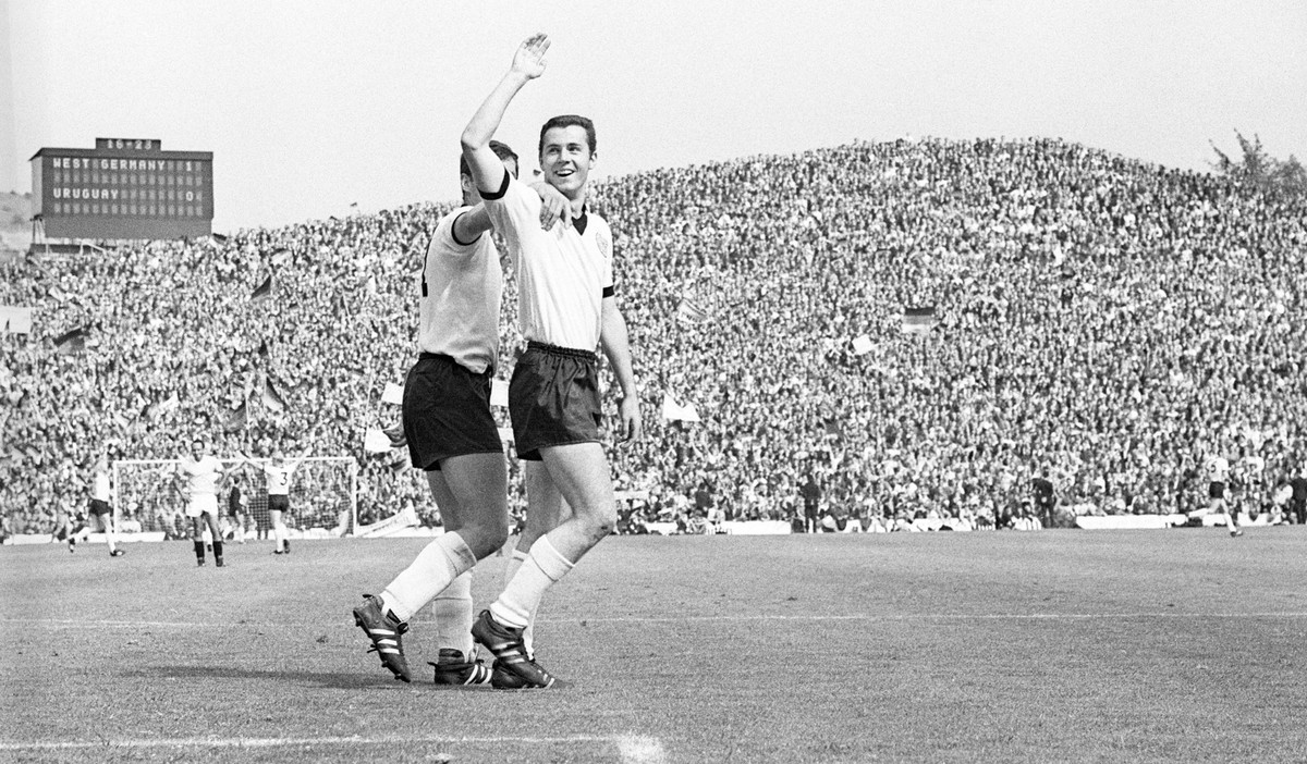 Bildnummer: 09341574 Datum: 23.07.1966 Copyright: imago/Pressefoto Baumann
WM Viertelfinale 1966 in Sheffield - BR Deutschland - Uruguay 4:0 - Franz Beckenbauer (BRD, re.) - Torjubel; 002D Fussball H ...