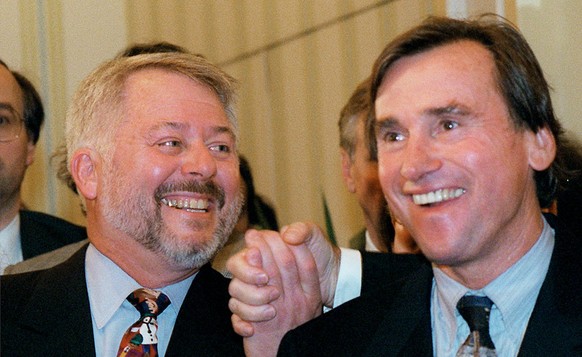 Jeffrey Wigand (l.) und sein Anwalt Scott Motley 1997 in Washington.<br data-editable="remove">