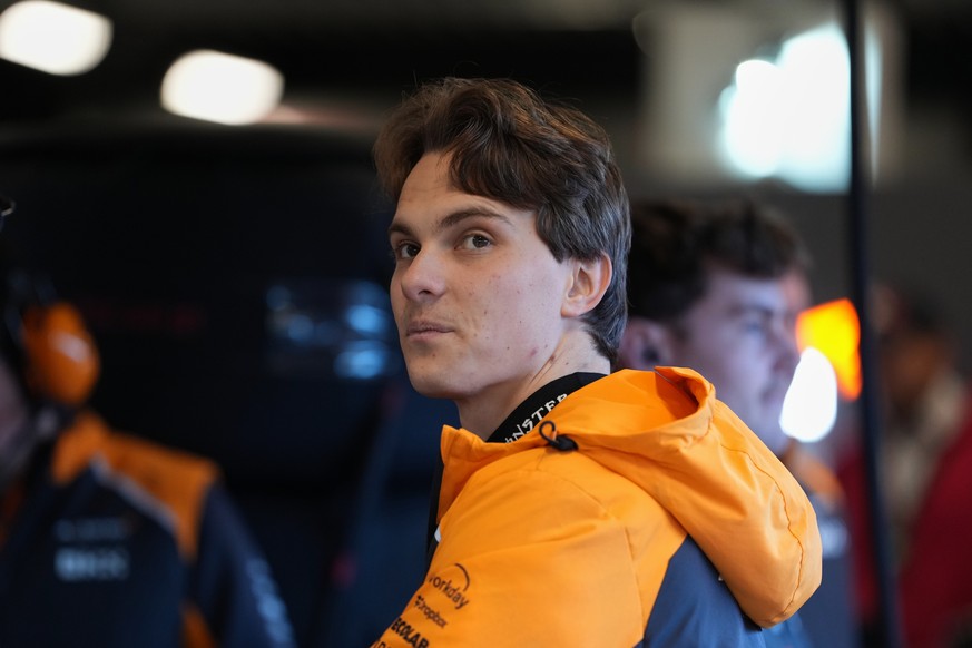McLaren driver Oscar Piastri of Australia stands in his garage before a practice session at the F1 Las Vegas Grand Prix auto race , Thursday, Nov. 20, 2025 in Las Vegas. (AP Photo/Nick Didlick)
F1 US  ...