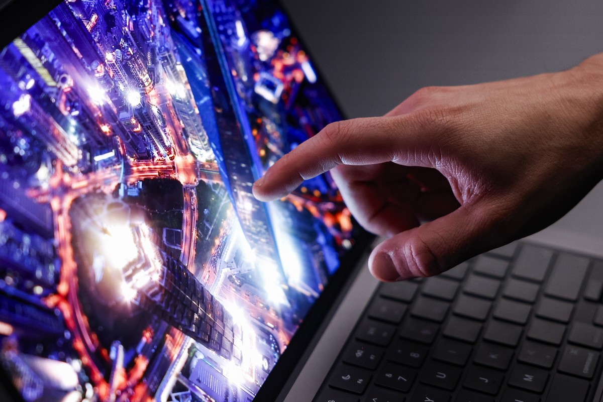 epa13337381 A social media influencer tests the new MacBook Pro during its 'Pro and Tell' product launch experience in Los Angeles, California, USA, 28 October 2026. The event featured Apple ...