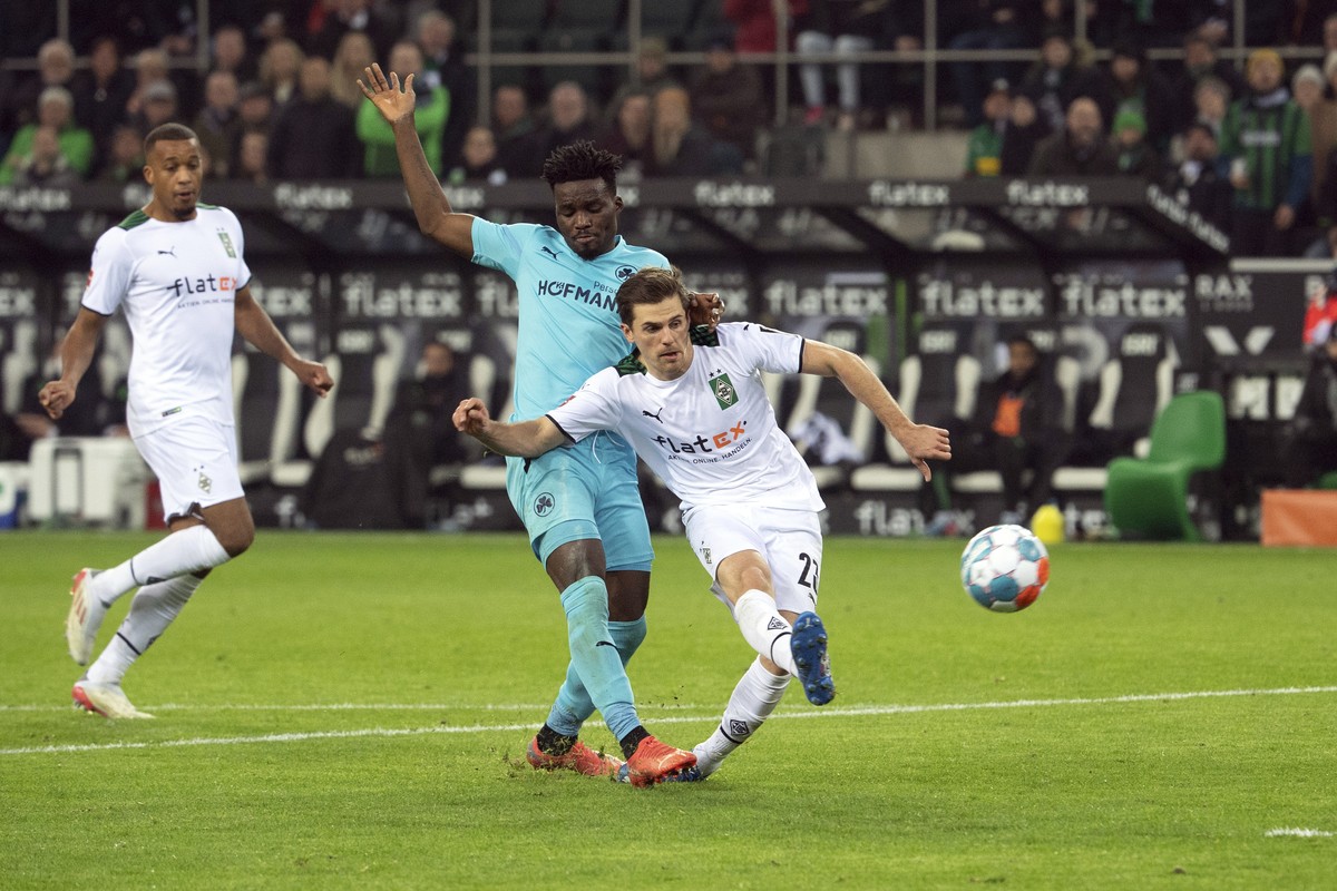 Moenchengladbach's Jonas Hofmann, right, scores the fourth goal for his team during a German Bundesliga soccer match between Borussia Moenchengladbach and Greuther Fuerth in Moenchengladbach, Ger ...