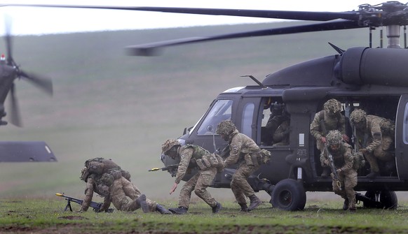 Britische NATO-Soldaten bei einer Übung.