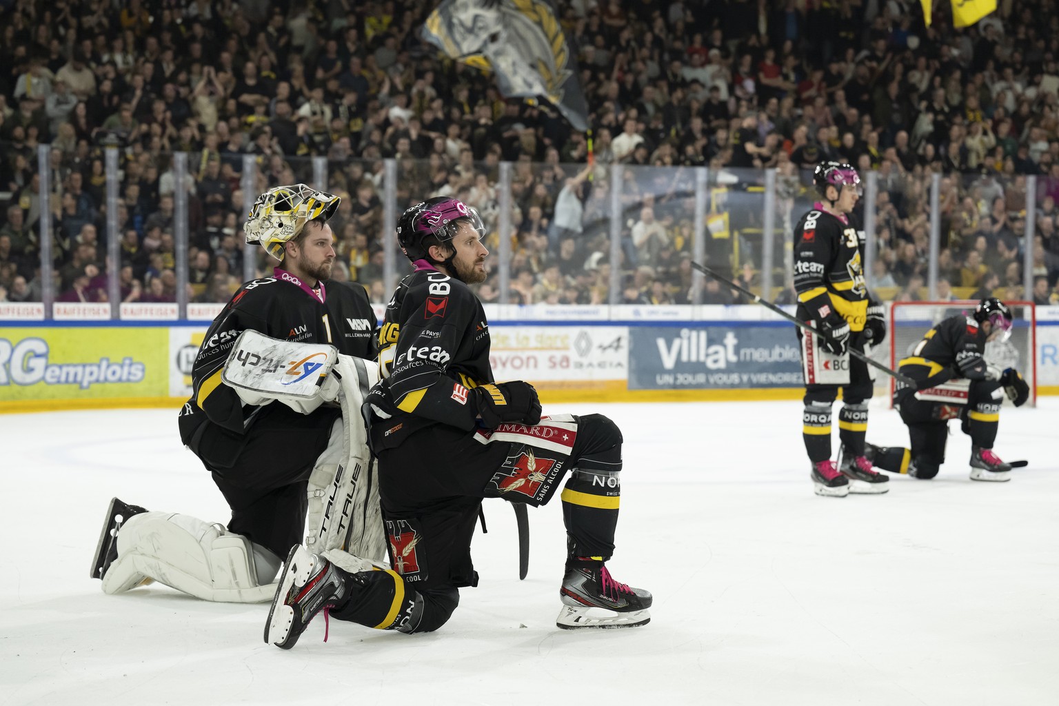 Ajoies Torhueter Tim Wolf, links, und Ajoies Matteo Romanenghi, rechts, reagieren nach der Niederlage zum 4-5 beim sechsten Eishockey Playout Spiel der National League zwischen dem HC Ajoie und den SC ...