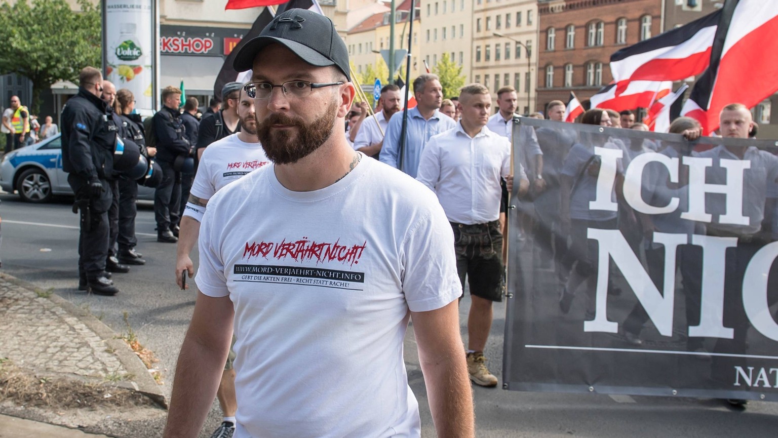 Neonazis gehen am Samstag (18.08.18) in einem Hess-Marsch vom Platz der Vereinten Nationen in Berlin-Friedrichshain Richting S-Bahnhof Lichtenberg. Nach Polizeiangaben waren es 680 Teilnehmer. Foto: D ...