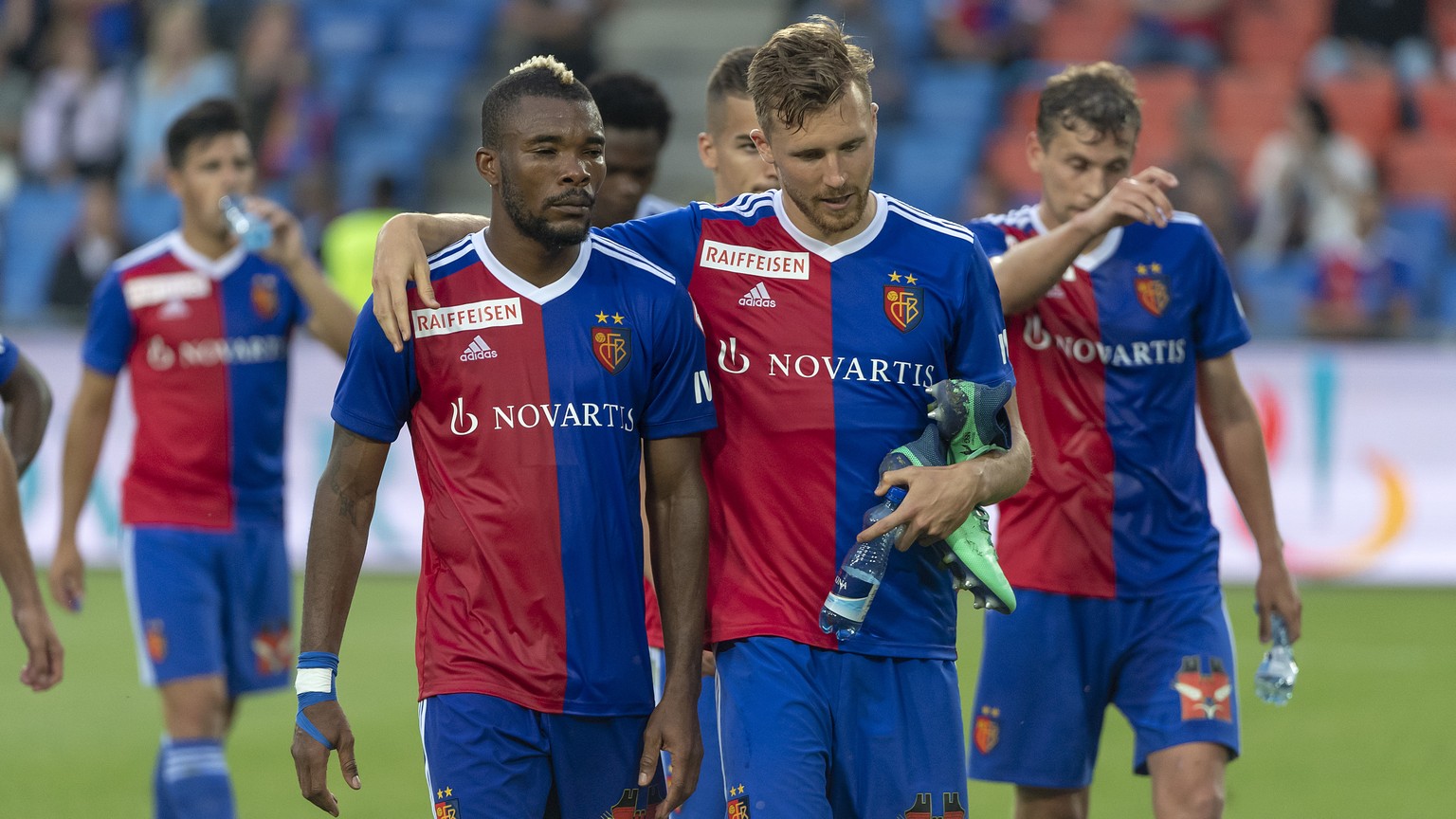 Die enttaeuschten Basler Geoffroy Serey Die, links und Silvan Widmer, rechts, verlassen den Platz nach dem Fussball Meisterschaftsspiel der Super League zwischen dem FC Basel 1893 und dem FC St. Galle ...