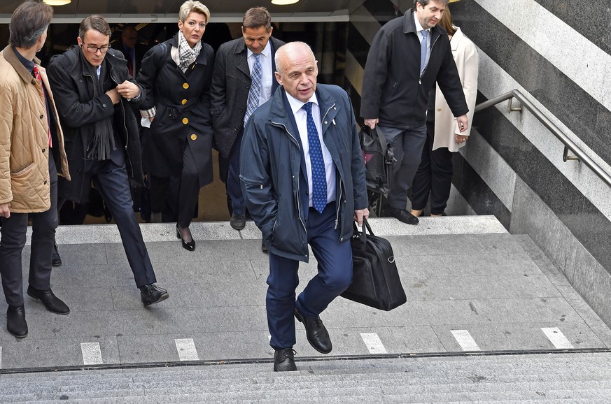 Bundesraetin Karin Keller-Sutter, links, und Bundespaesident Ueli Maurer, rechts, auf dem Weg zum Schweizerischen Landesmuseum in Zuerich am Mittwoch, 15. Mai 2019. Es ist das zehnte Jahr in Folge, in ...