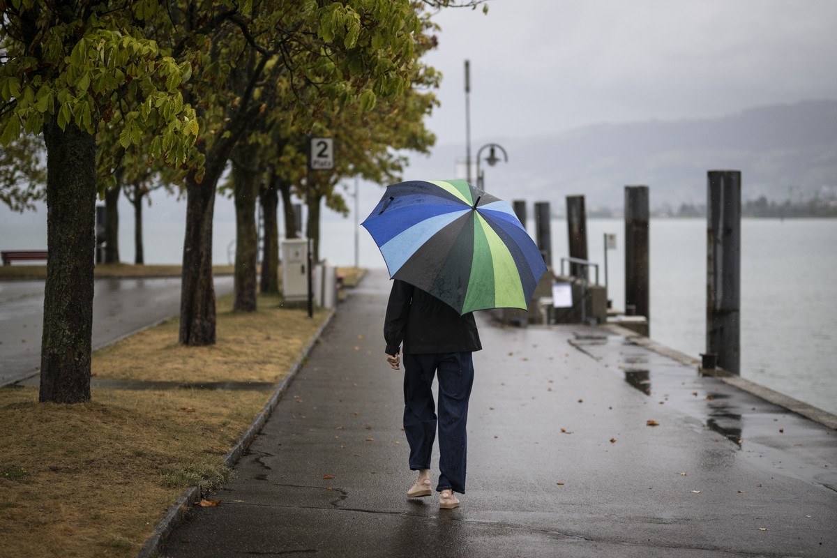 KEYPIX - Eine Person mit Regenschirm, aufgenommen am Montag, 17. August 2026, am Bodensee in Arbon. Nach einer langen Trockenperiode sollen heute nennenswerte Niederschlaege fallen. (KEYSTONE/Gian Ehr ...