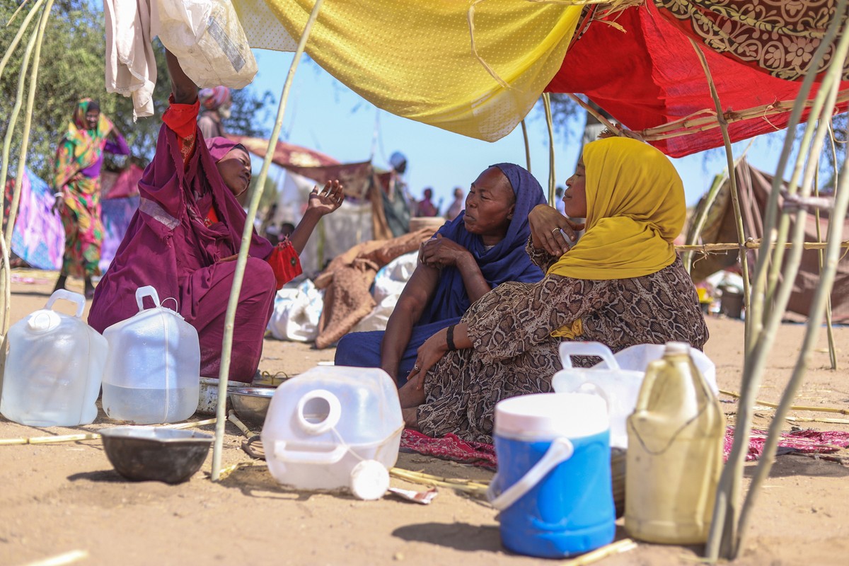 Sudanese who fled el-Fasher city, after Sudan's paramilitary forces killed hundreds of people in the western Darfur region, speak at their camp in Tawila, Sudan, Wednesday, Oct. 29, 2025. (AP Pho ...