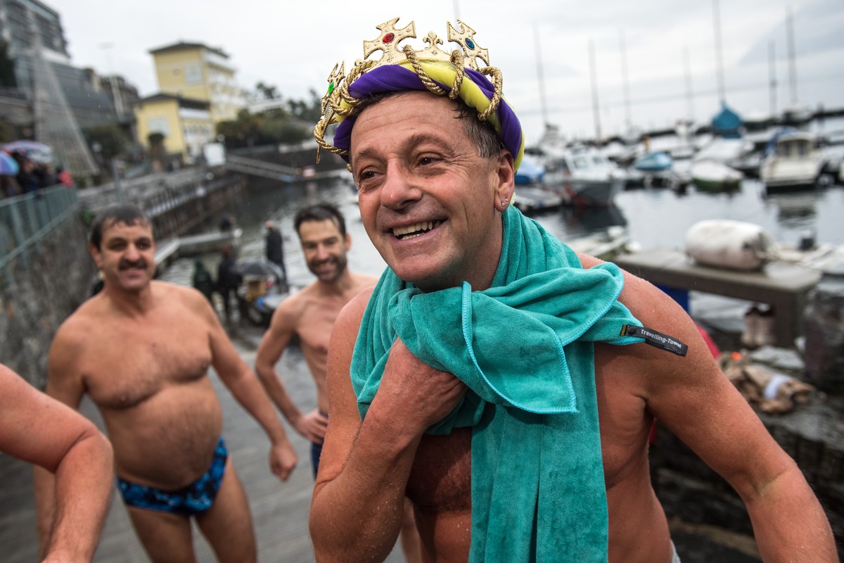 Teilnehmer anlaesslich des Befana-Schwimmens in Brissago, am Samstag, 6. Januar 2018. Beim traditionellen Dreikoenigs-Schwimmen "Nodada de la Befana" wird der Langensee im Hafen von Brissago ...