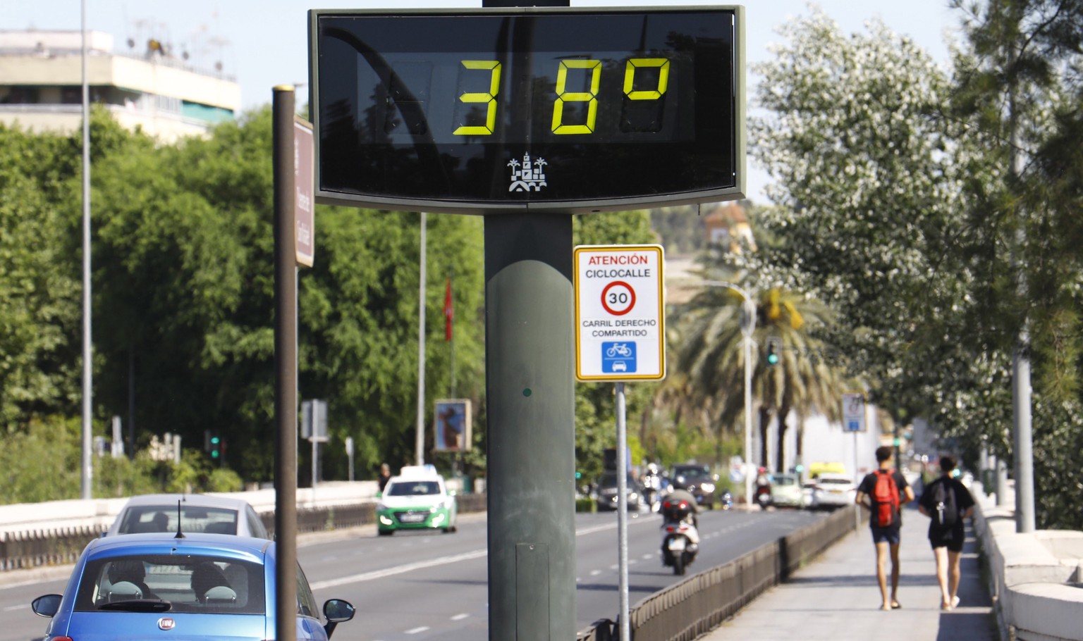 epa10592693 A street thermometer marks 38 degrees Celsius in Cordoba city, Andalusia, southern Spain, 26 April 2023. Anomalous and suffocating heat, around 40 degrees in Andalusia, is expected in a la ...