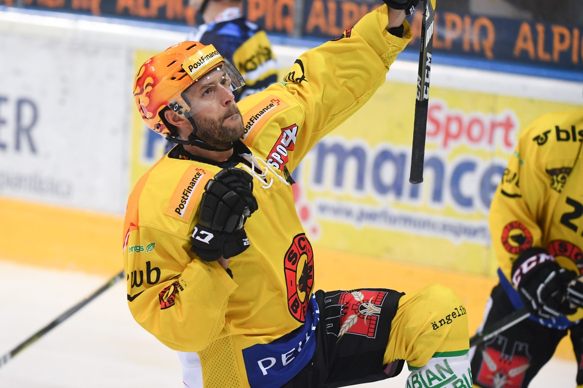 Bern's player Andrew Ebbett match winner of the regular season game of National League A (NLA) Swiss Championship 2017/18 between HC Ambri Piotta and SC Bern, at the ice stadium Valascia in Ambri ...