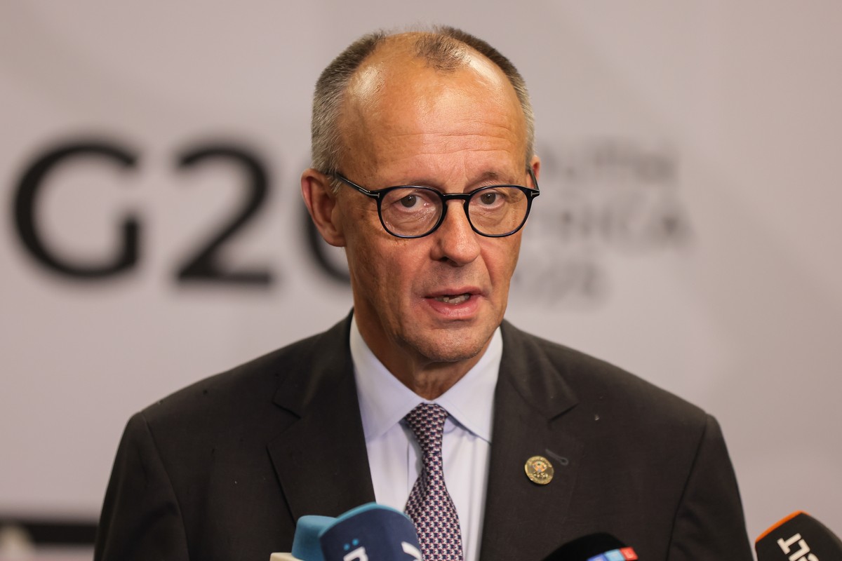 epa12542163 German Chancellor Friedrich Merz address the media at the Nasrec Expo Centre during the Group of Twenty (G20) Leaders' Summit in Johannesburg, South Africa, 22 November 2025. World le ...