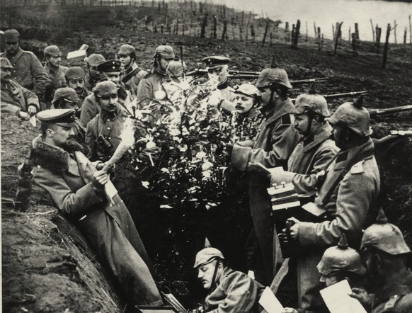 (1938643) 1.WK. Ostfront Weihnachten im Schžtzengraben / Foto 1914 Geschichte / Erster Weltkrieg / Ostfront. / Weihnachtsfeier in einem deutschen Schžtzengraben bei Darkehmen (Mauren Ostpreu?en). Foto ...