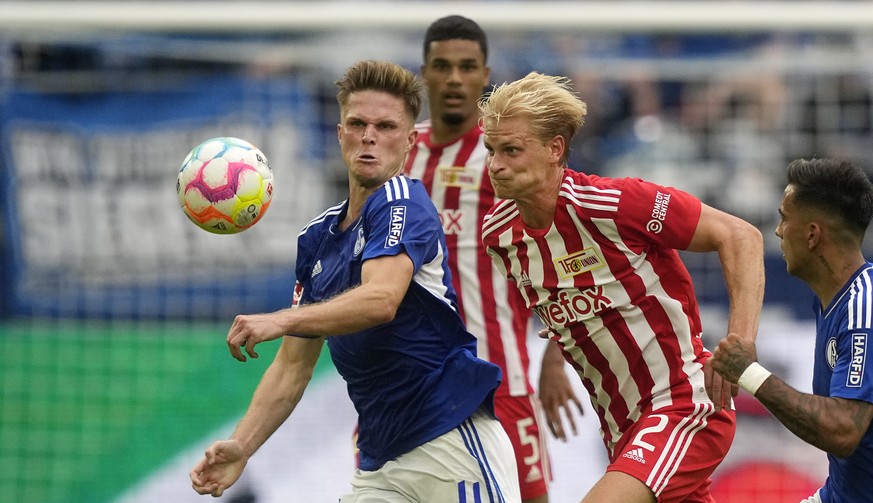 Schalke&#039;s Marius Buelter, left, and Union&#039;s Morten Thorsby challenge for the ball during the German Bundesliga soccer match between FC Schalke 04 and Union Berlin in Gelsenkirchen, Germany,  ...