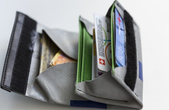 ARCHIVBILD --- ZUM TAGESGESCHAEFT DER FRUEHJAHRESSESSION AM MITTWOCH, 6. MAERZ 2019, STELLEN WIR IHNEN FOLGENDES THEMENBILD ZUR VERFUEGUNG -- Health insurance cards, pictured on June 5, 2014. The insu ...