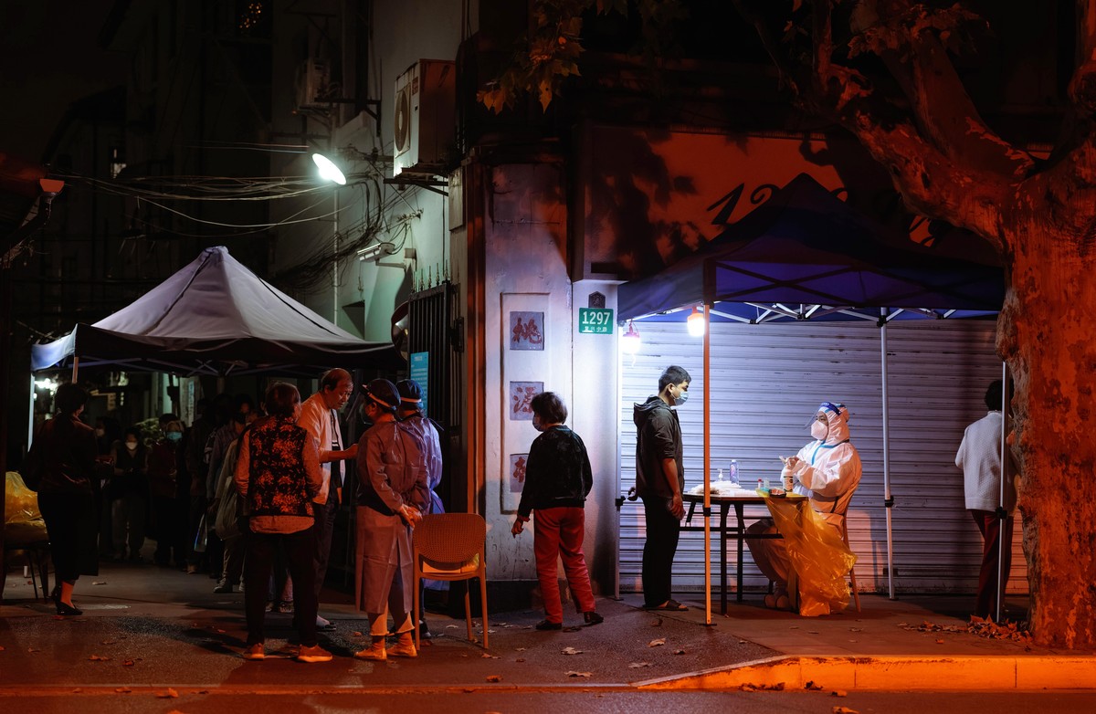 epa10283497 People line up for Coronavirus PCR test on the street in Shanghai, China, 03 November 2022. Around 600,000 people have been put in lockdown by Chinese authorities near Foxconn?s largest iP ...