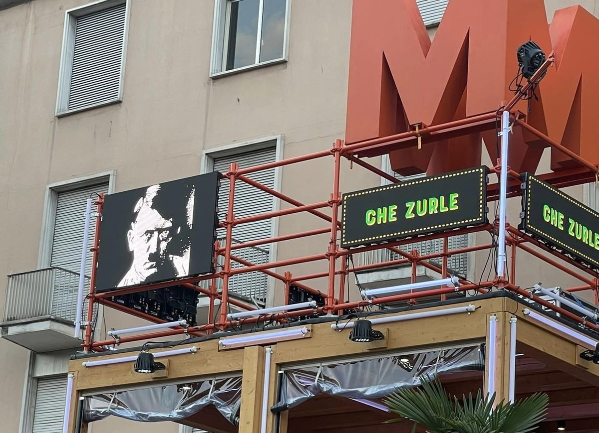 Le visage d'Hitler projeté sur les écrans du stand Migros du Moon &amp; Stars.