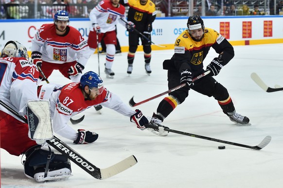 Prag, 10.5.2015, Eishockey WM 2015 - Deutschland - Tschechien, Thomas Opppenheimer (ger) gegen Jakub Nakladal (cze) (Melanie Duchene/EQ Images)