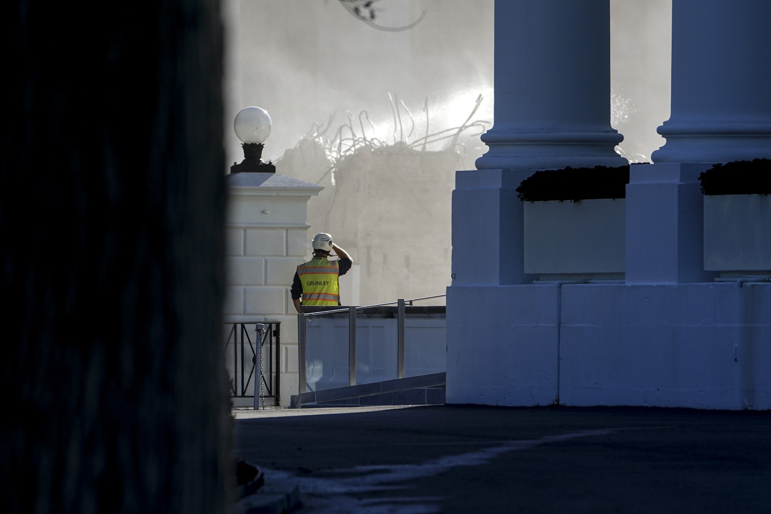 epa12475575 Constructions workers continue demolition of part of the East Wing of the White House for construction of President Trump&#039;s ballroom in Washington, DC, USA, 23 October 2025. The 27400 ...