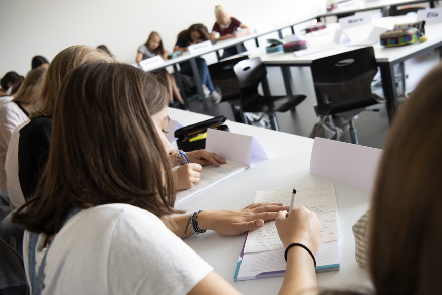 Der Unterricht einer Gymnasialklasse anlaesslich der Eroeffnung der neuen Kantonsschule Uetikon am See, am Montag, 20. August 2018, in Uetikon am See. Das neue Gymnasium bietet 500 Schuelerinnen und S ...