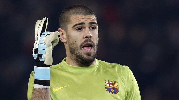 Barcelona&#039;s Víctor Valdes reacts during his Champions League quarterfinal soccer match against Paris Saint Germain in Paris,Tuesday, April 2, 2013. (AP Photo/Christophe Ena)..