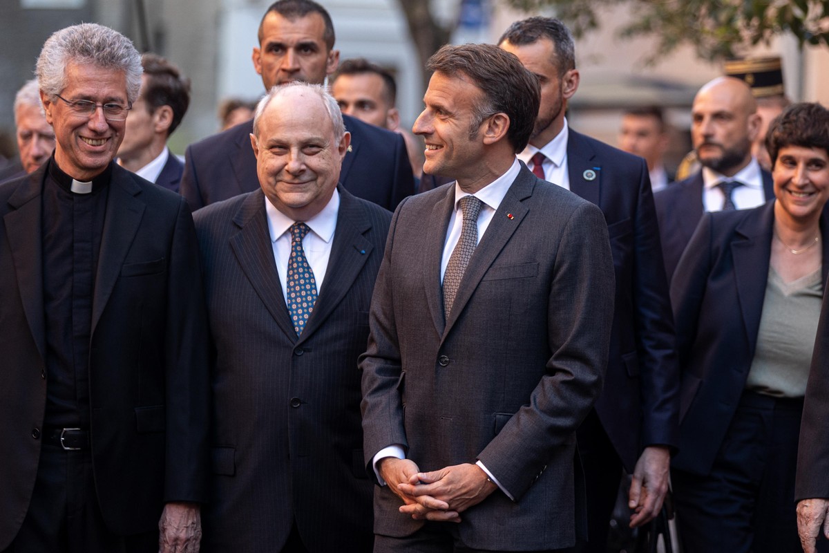 epa12878375 French President Emmanuel Macron (C-R) meets with the Sant'Egidio community in Rome, Italy, 09 April 2026. During his two-day visit to Rome, President Macron will meet the Pope at the ...
