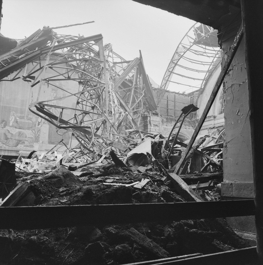 Brand des Luzerner Bahnhofs, 1971: Die zerstörte Bahnhofshalle, in welche die Hauptkuppel einstürzte.
https://www.sbbarchiv.ch/detail.aspx?ID=470397
