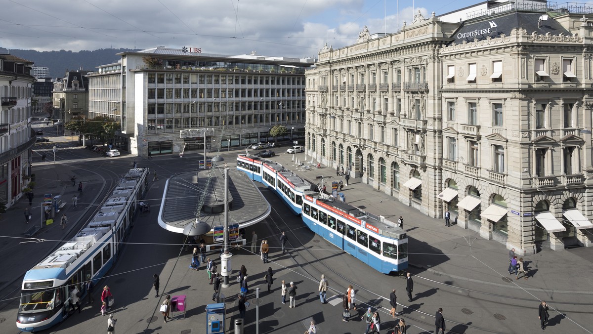ZUM ZUERCHER PARADEPLATZ, SYNONYM DES FINANZPLATZES SCHWEIZ, STELLEN WIR IHNEN HEUTE, DONNERSTAG, 24. NOVEMBER 2016, FOLGENDES BILDMATERIAL ZUR VERFUEGUNG --- Paradeplatz Square with the headquarter o ...