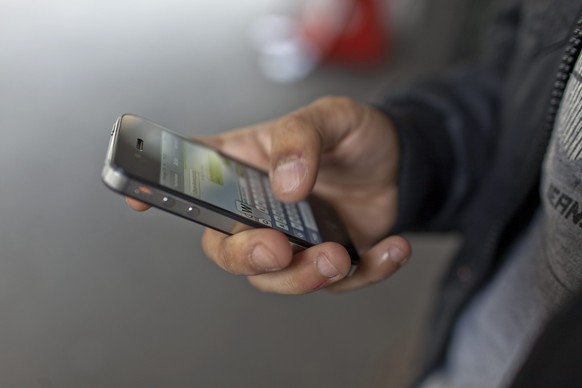 Smartphone-Apps könnten die grünen Abfertigungszettel in Zukunft ersetzen (Symbolbild).