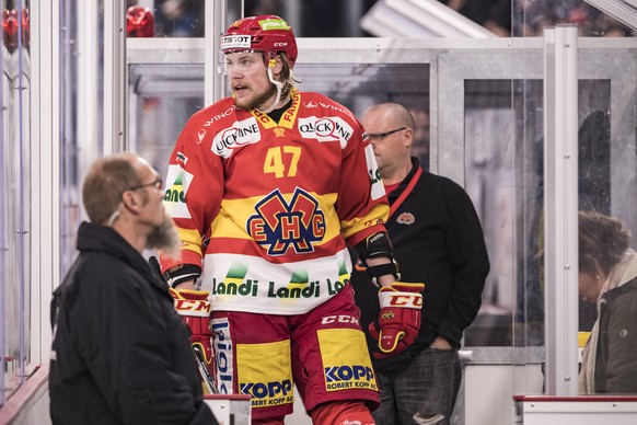 Biels Marco Maurer sieht das erste Tor der Davoser von der Strafbank aus, im dritten Eishockey Playoff-Viertelfinalspiel der National League zwischen dem HC Biel und dem HC Davos, am Donnerstag, 15. M ...