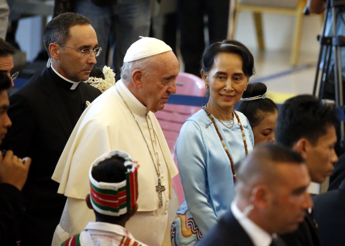 epa06355150 Myanmar State Counselor Aung San Suu Kyi (R) and Pope Francis (L) arrive to the Myanmar International Convention Center (MICC) in Naypyitaw, Myanmar, 28 November 2017. Pope Francis' v ...