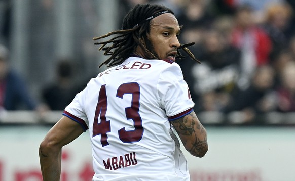 Die Genfer Kevin Mbabu, links, und Miroslav Stevanovic, rechts, stoppen den Winterthurer Nishan Burkart, Mitte, beim Fussballspiel der Super League FC Winterthur - FC Servette im Stadion Schuetzenwies ...