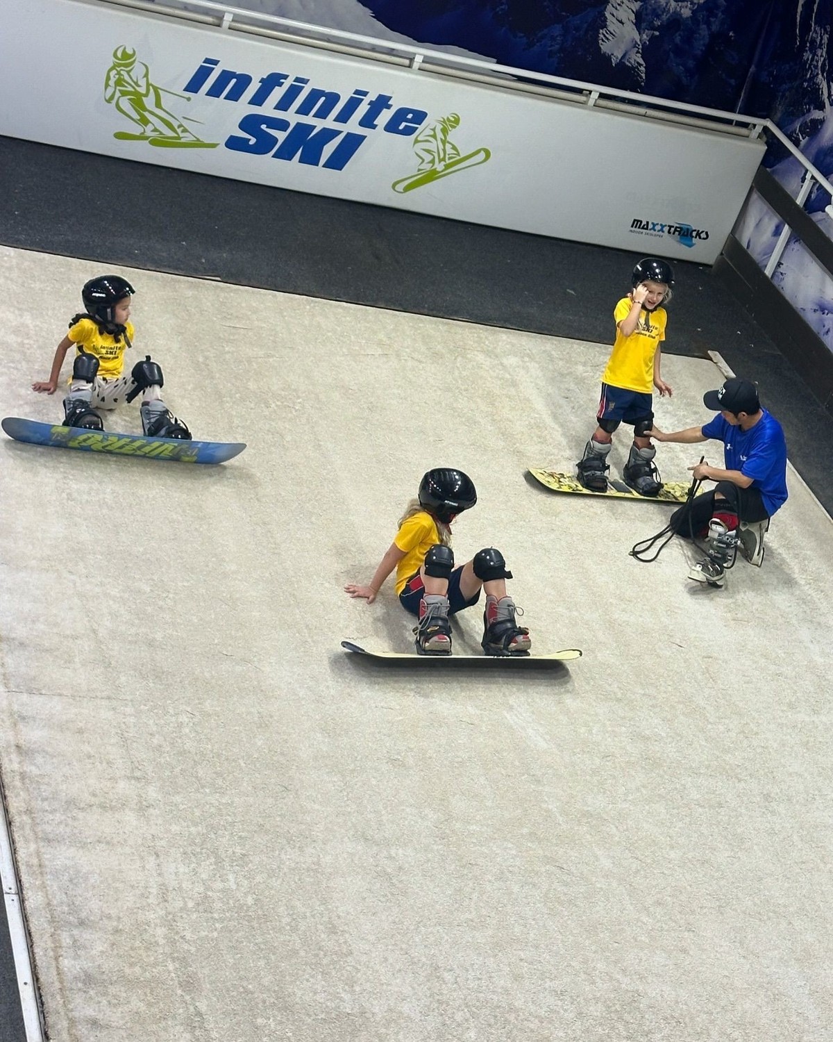 Pas besoin de combinaison de ski pour s'entraîner sur la piste artificielle.