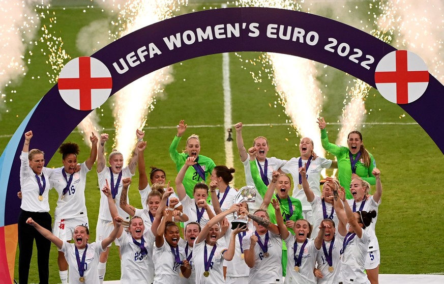 epa10100690 England&#039;s team celebrates with the trophy after winning the UEFA Women&#039;s EURO 2022 final between England and Germany at Wembley in London, Britain, 31 July 2022. EPA/Andy Rain