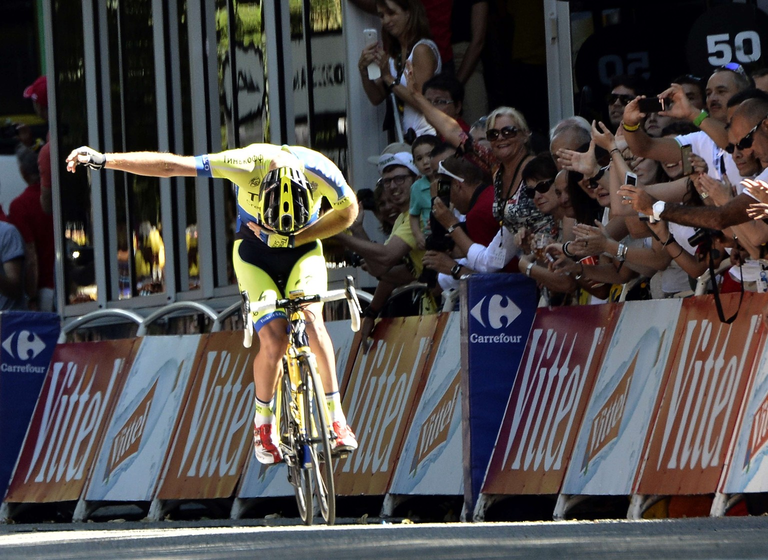 Michael Rogers verneigt sich bei der Zieleinfahrt von Bagnères-de-Luchon