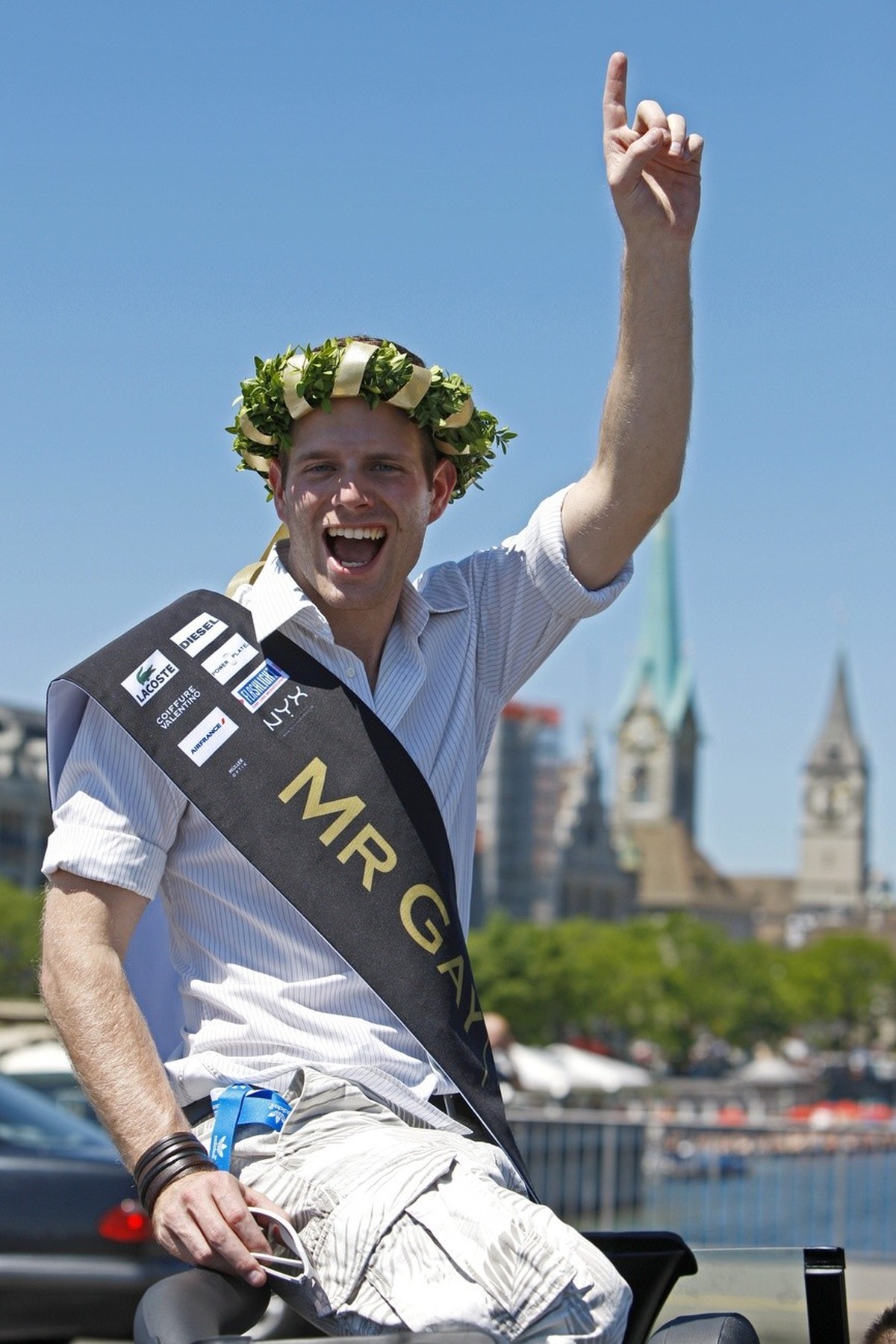 Dominic Hunziker, Mister Gay 2010, fuehrt die "Zurich Pride Festival"- Demonstrations-Parade entlang dem Seebecken an, am Samstag, 5. Juni 2010 in Zuerich. Festival sowie die Parade stehen u ...
