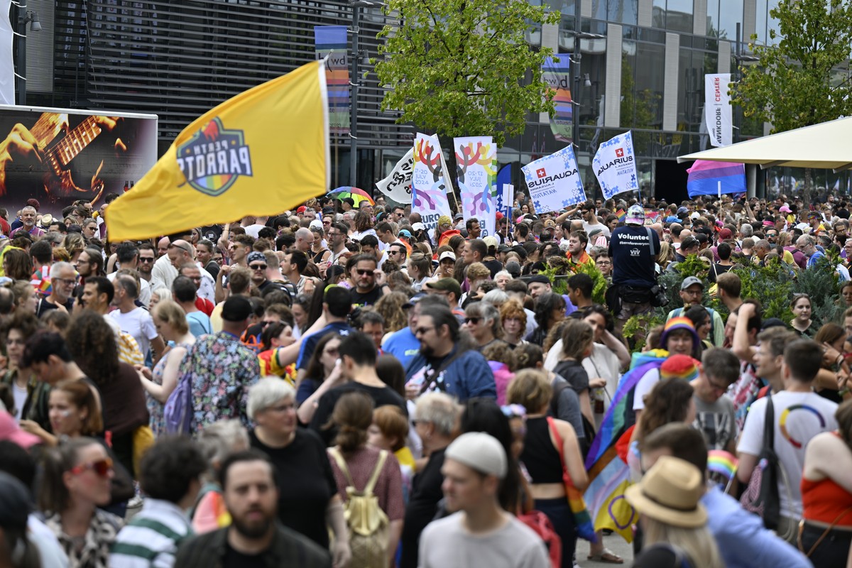 Teilnehmerinnen und Teilnehmer anlaesslich der Pride Kundgebung wo sie fuer queere Rechte demonstrieren, am Samstag, 29. Juli 2023 in Bern. Vom 26. bis 29. Juli 2023 wird Bern zum Schauplatz der EuroG ...