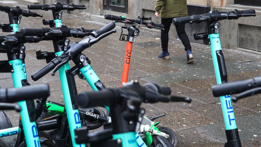 epa08172589 An electric pedal scooter of the rental company Circ is pictured next to other brands in Frankfurt Main, Germany, 28 January 2020. US e-scooter company Bird on 27 January 2020 announced it ...