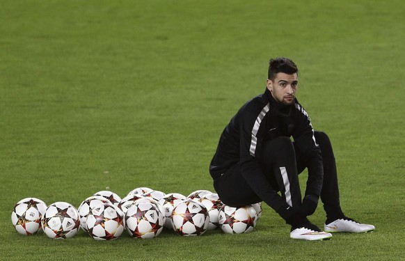 epa04521811 Paris Saint-Germain&#039;s Argentinian midfielder Javier Pastore during the training of the team held at Camp Nou stadium in Barcelona, northeastern Spain, 09 December 2014. FC Barcelona w ...