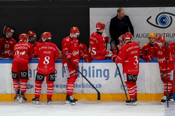 Rapperswil Spieler reagieren waehrend der Meisterschaftspartie der National League zwischen den SC Rapperswil Jona Lakers und HC Ambri Piotta, am Freitag, den 31. Januar 2025, im Lido in Rapperswil. ( ...
