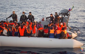 Die Marine rettet Flüchtlinge