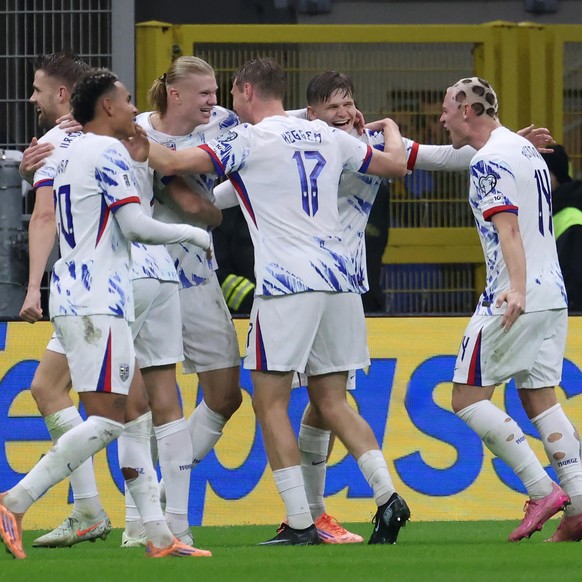 epa12530244 Norway's Erling Haaland (3L) jubilates with hs teammates after scoring during the FIFA World Cup 26 qualifier between Italy and Norway at Giuseppe Meazza stadium in Milan, Italy, 16 N ...