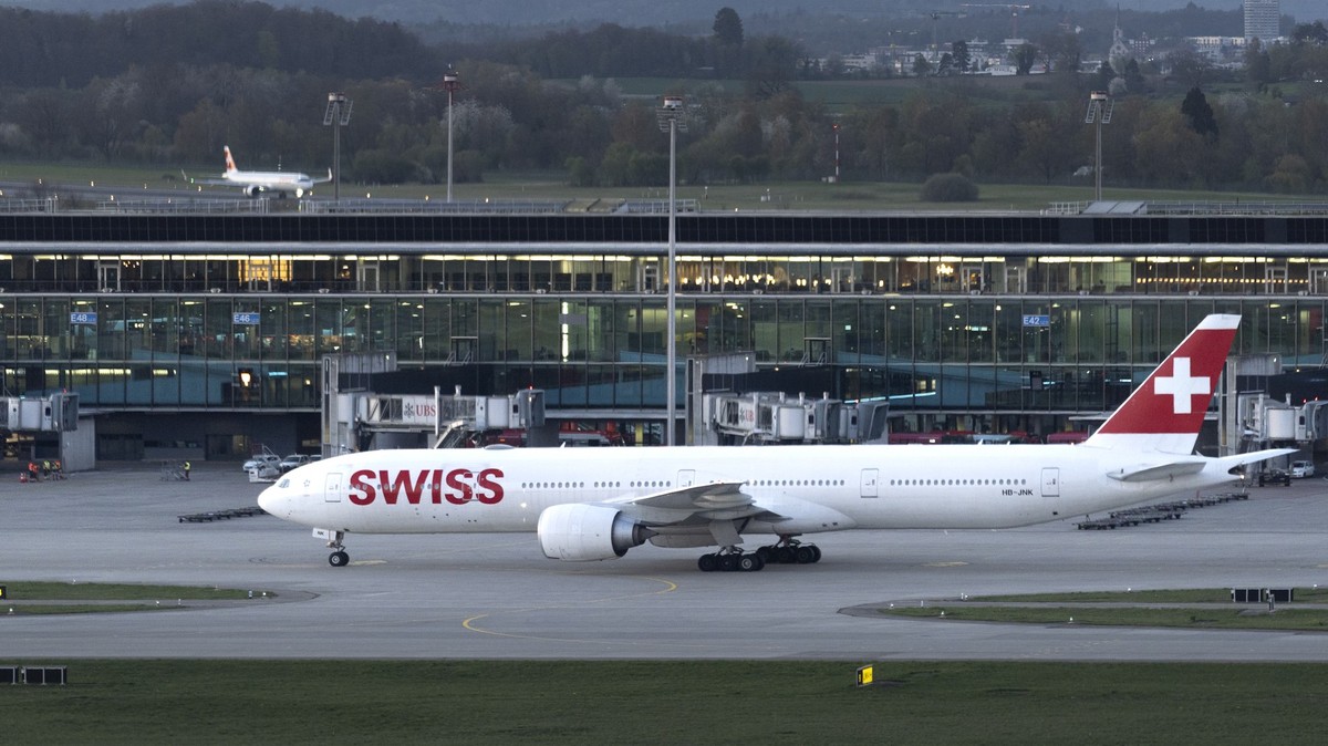 Ein Swiss International Air Lines Flugzeug rollt auf dem Rollfeld des Flughafens Zuerich beim Dock Midfield (Dock E), fotografiert am Mittwoch, 8. April 2026, von der Dachterrasse des Skyguide Towers  ...