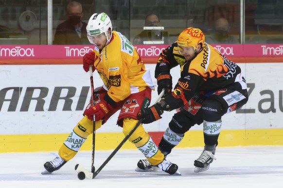 Langnaus Sebastian Schilt, links, und Berns PostFinance Top Scorer Dustin Jeffrey, rechts, kaempfen um den Puck, beim Eishockey Meisterschaftsspiel der National League zwischen dem SC Bern und den SCL ...