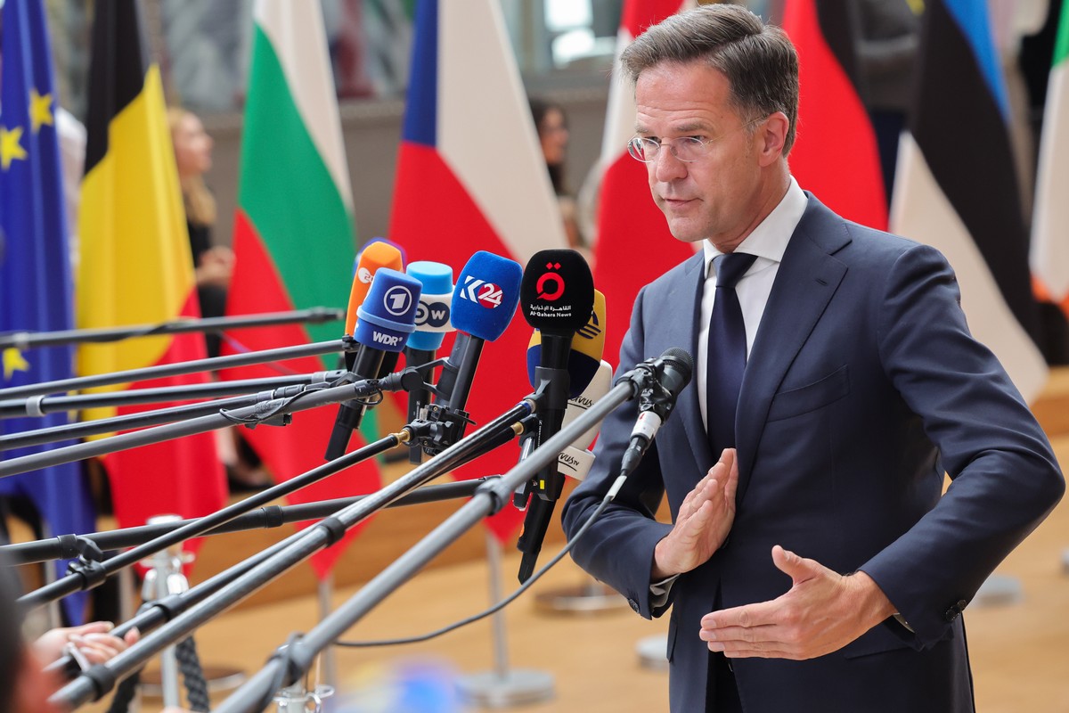epa10717262 Netherlands' Prime Minister Mark Rutte speaks to the press as he arrives for a European Council in Brussels, Belgium, 29 June 2023. EU leaders are gathering in Brussels for a two-day  ...