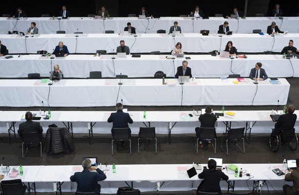 Der Grosse Rat Graubuenden trifft sich wegen der Coronavirus-Pandemie in der Stadthalle zur Session, aufgenommen am Montag, 15. Juni 2020, in Chur. (KEYSTONE/Gian Ehrenzeller)