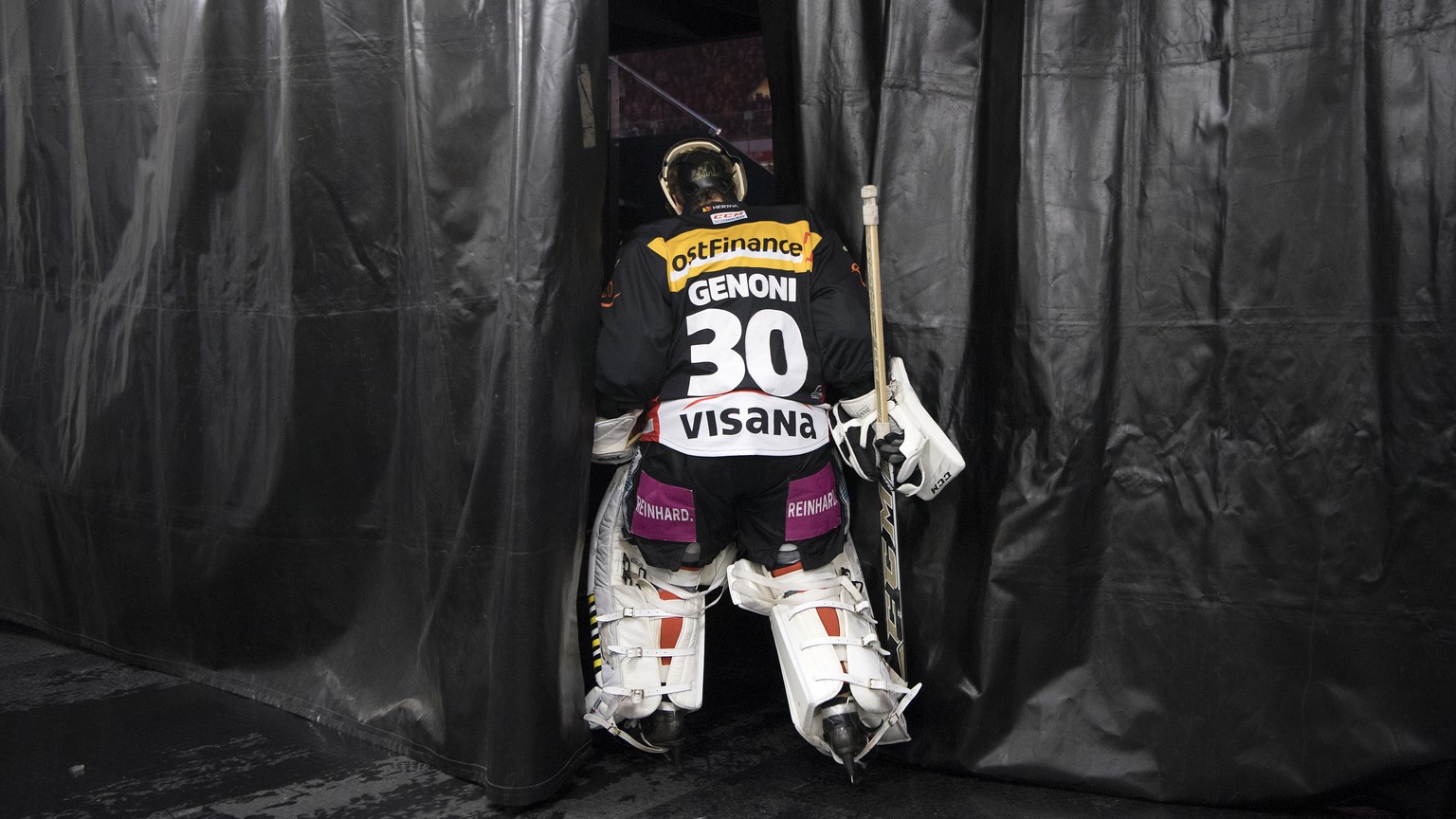 ARCHIVBILD ZUM WECHSEL VON LEONARDO GENONI VOM SC BERN ZUM EV ZUG, AM DIENSTAG, 7. AUGUST 2018 - Bern Goalie Leonardo Genoni ist fotografiert beim Eishockey Meisterschaftsspiel der National League zwi ...