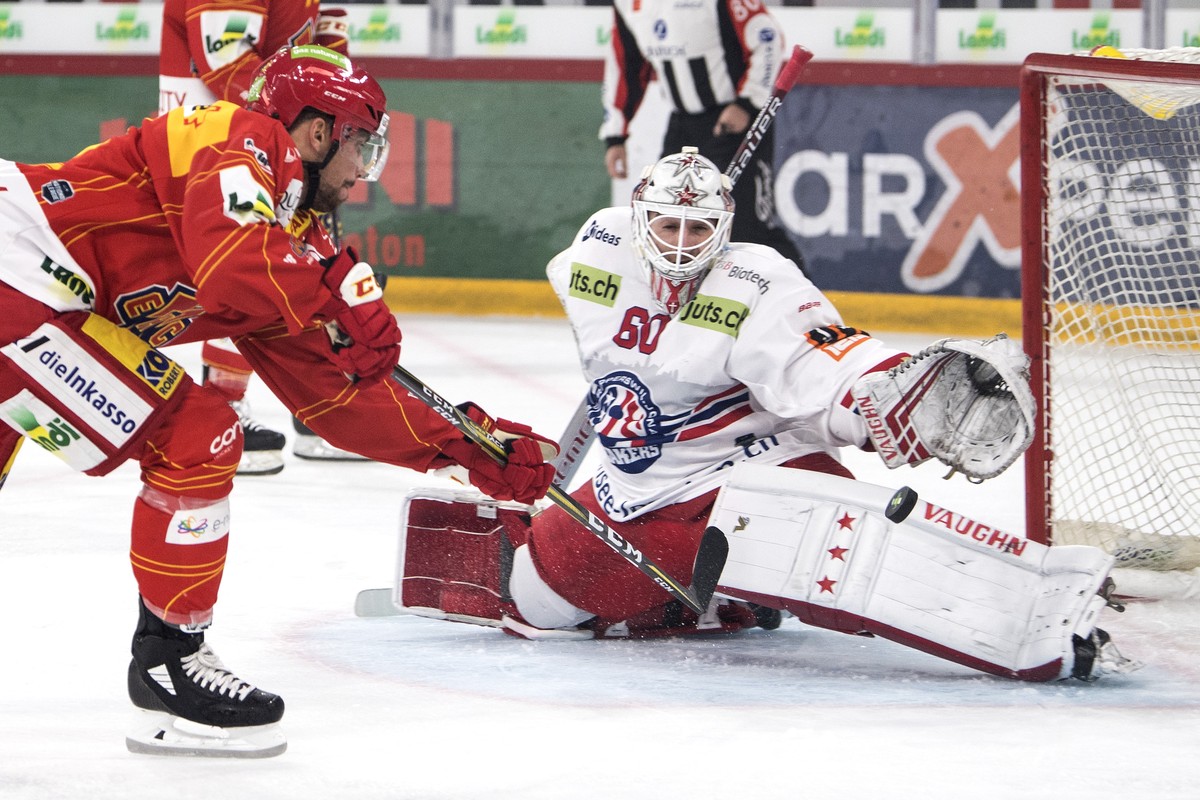 Biels Marco Pedretti, links, trifft gegen Rapperswils Torhueter Melvin Nyffeler zum 1:0 im Eishockey Meisterschaftsspiel der National League zwischen dem EHC Biel und dem SC Rapperswil-Jona Lakers, am ...
