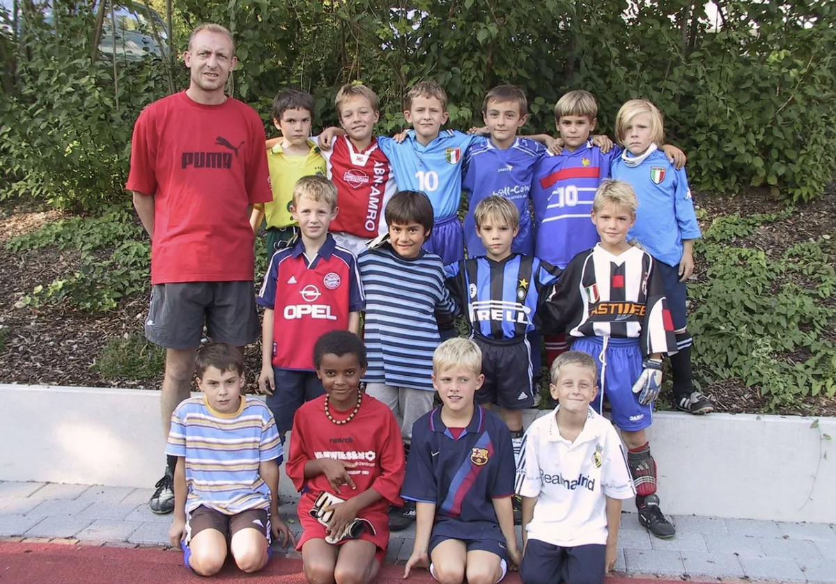Manuel Akanji (en bas, 2e depuis la gauche) junior F au FC Wiesendangen. Avec le maillot de son club préféré quand il était enfant, Manchester United.