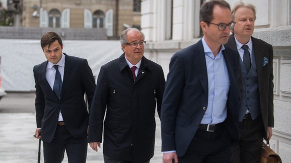 Urs Linsi, Mitte, kommt mit seinen Anwaelten zum Bundesstrafgericht in Bellinzona, am Montag, 9. Maerz 2020. Am Bundesstrafgericht in Bellinzona beginnt am Montag der Prozess gegen die drei frueheren  ...